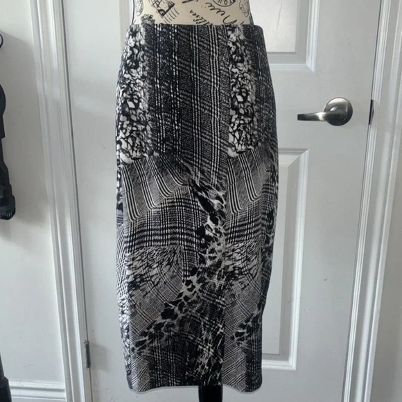 Joseph Ribkoff Stretch Pattern Skirt Size 8 - Picture 4 of 7